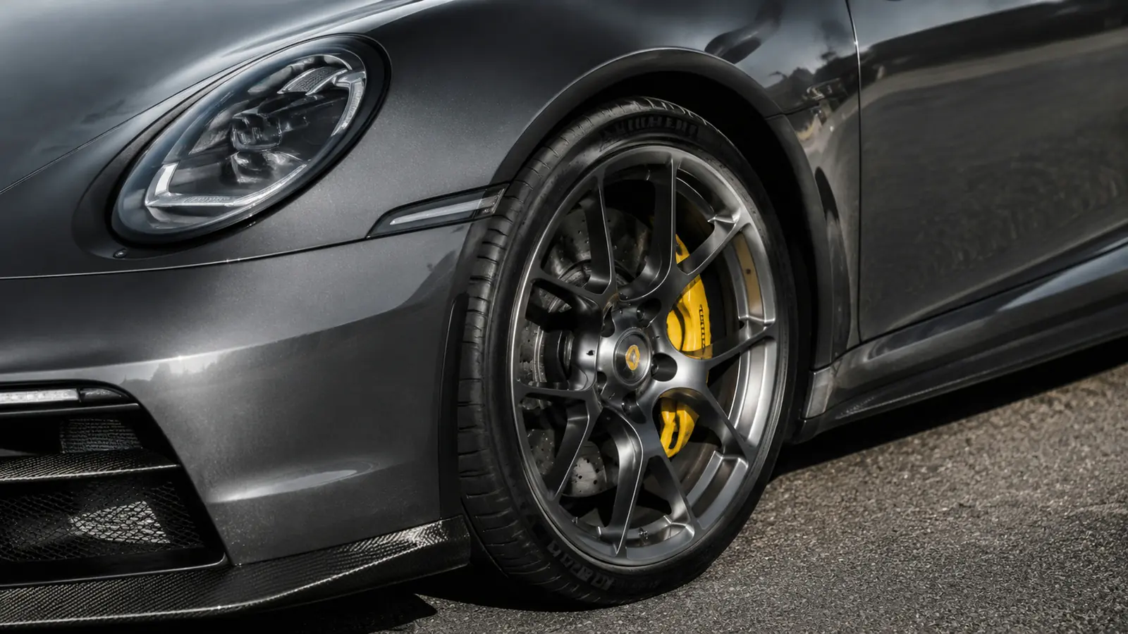 АВТО 1002580 красный Porsche 911 GT3 Touring фара колесо и кузов крупным планом