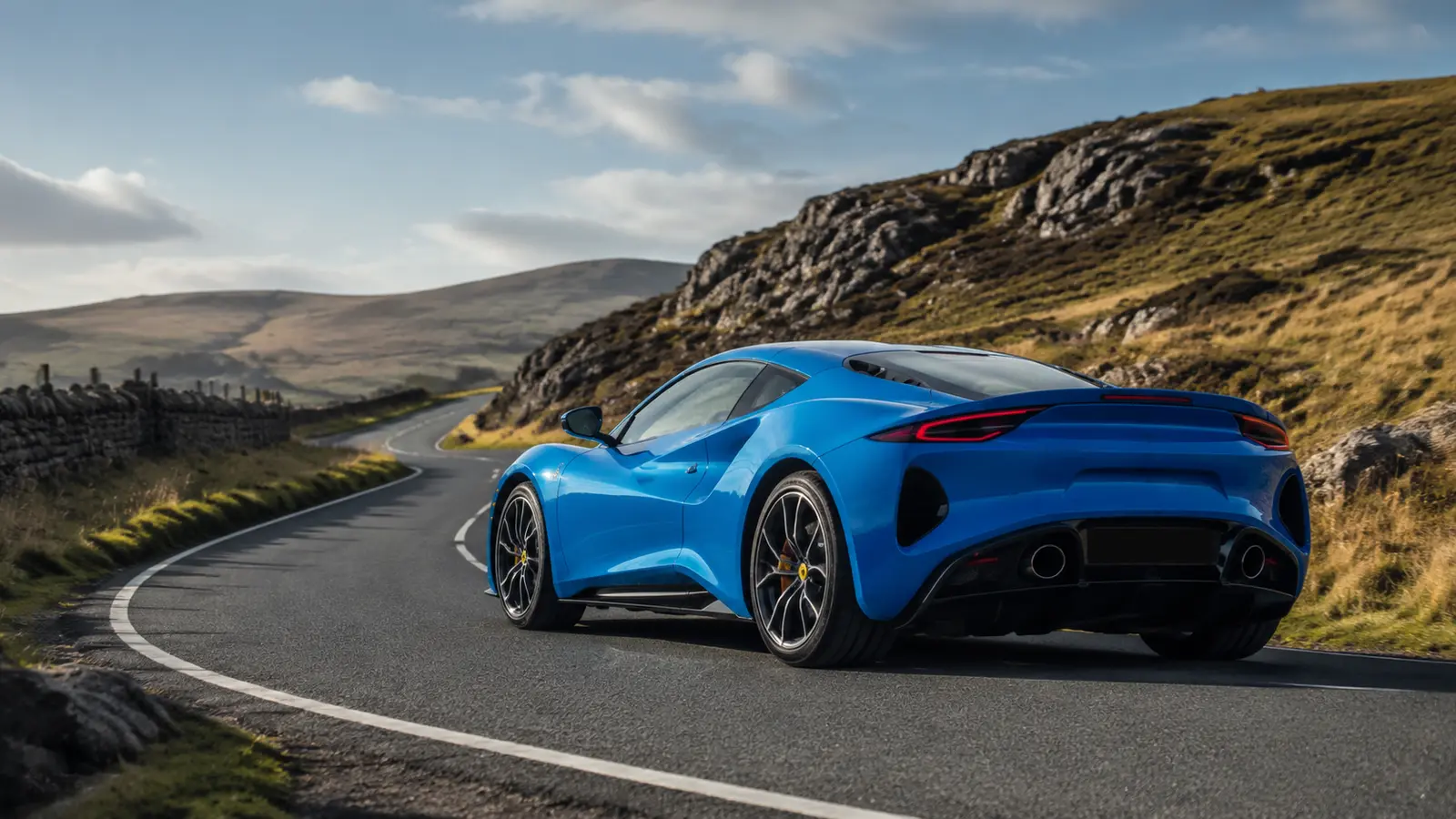 АВТО 1000871 синий Lotus Emira на загородной дороге