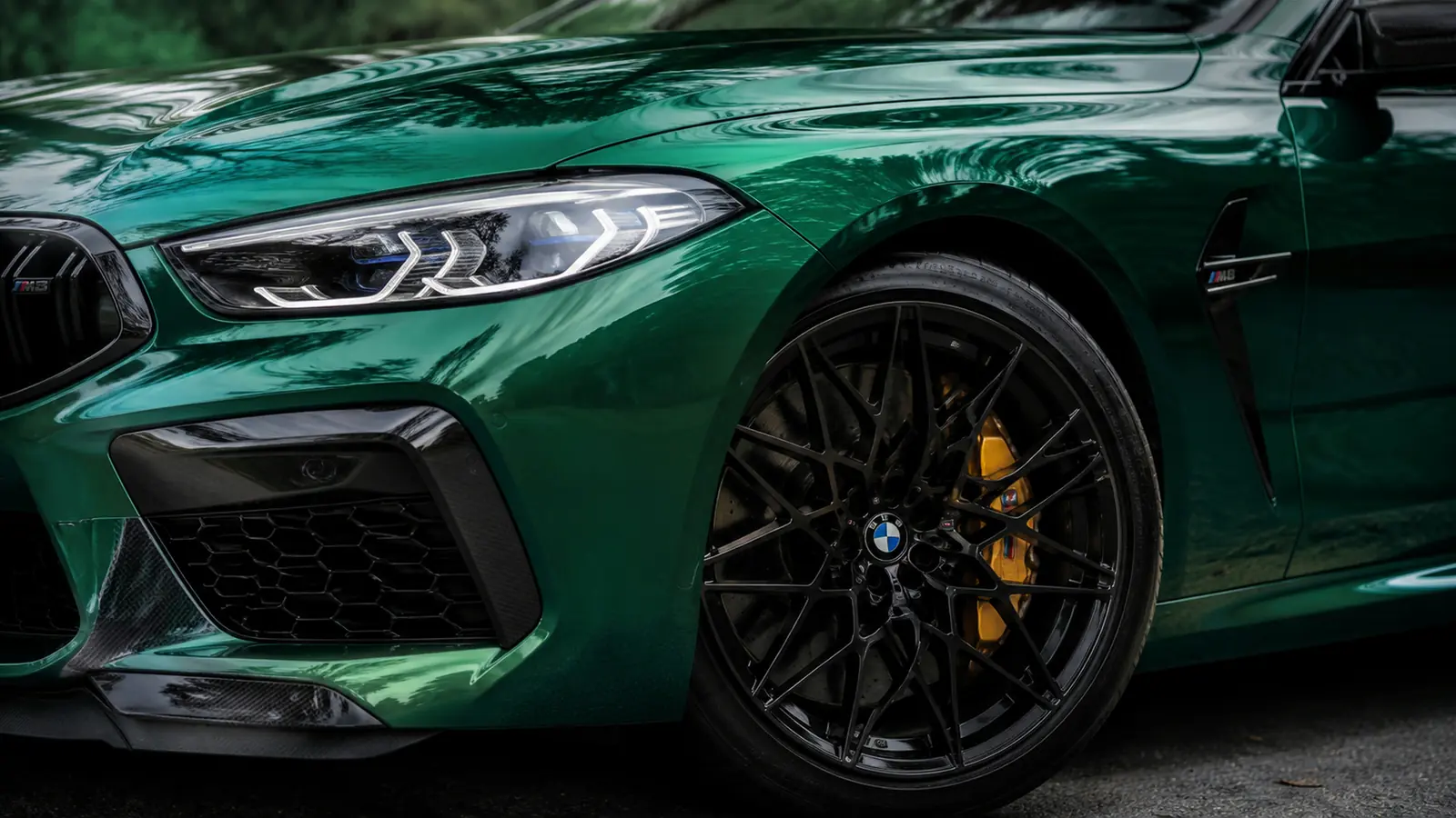 АВТО 1002610 тёмно-зелёный BMW M8 Competition фара колесо и кузов крупным планом