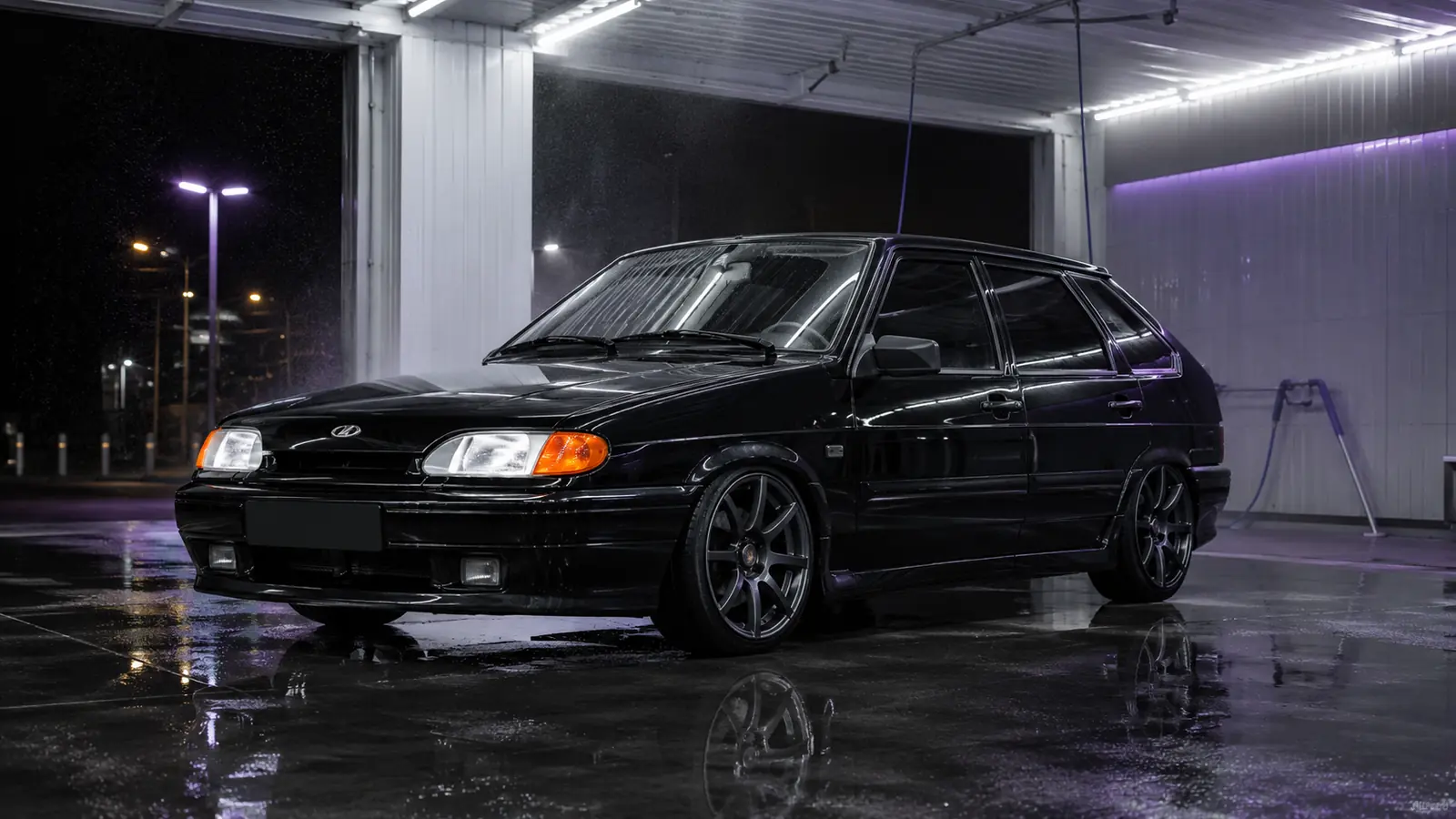 АВТО 1002003 чёрная прокачанная русская машина на неоновой автомойке