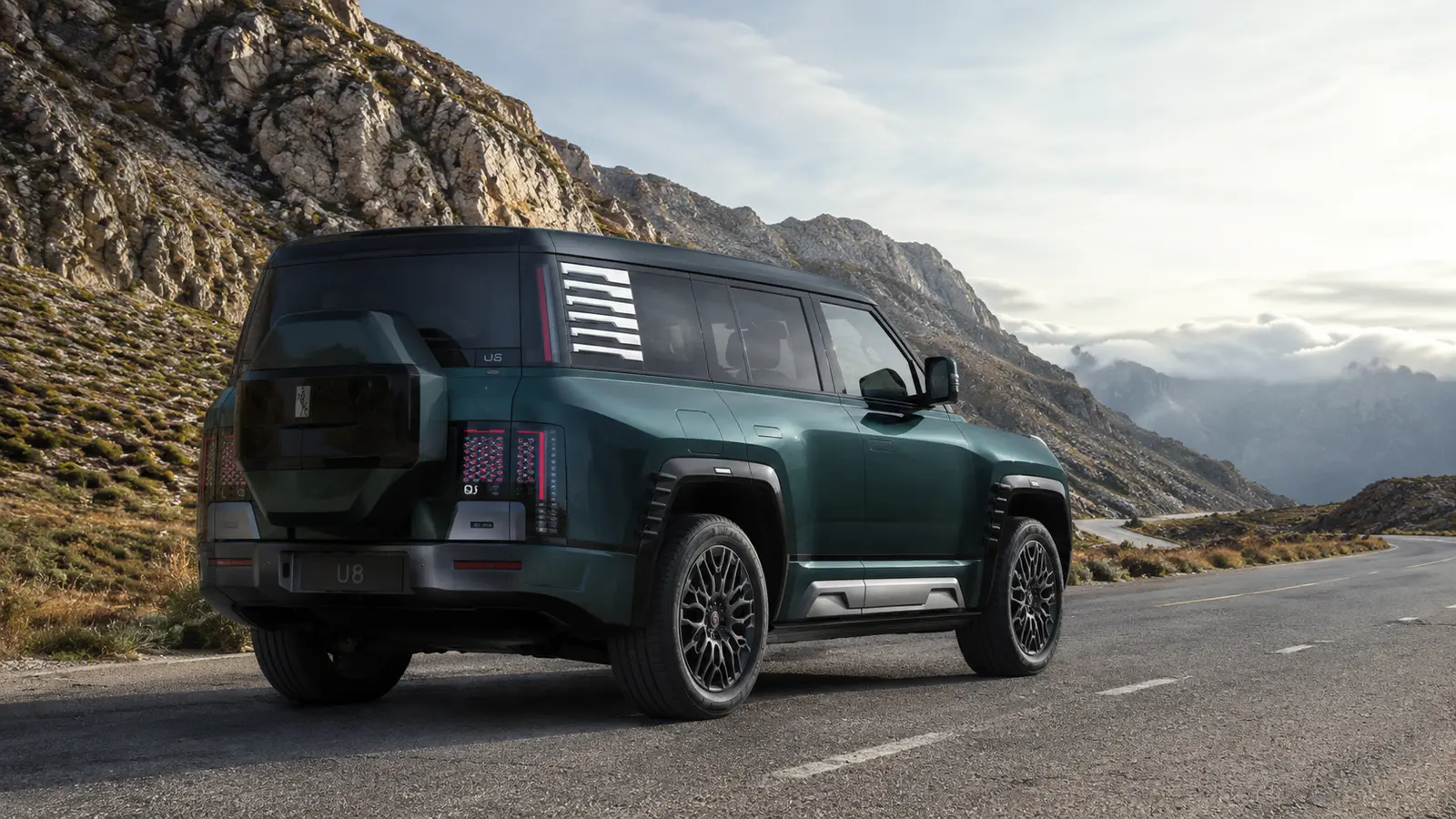 АВТО 1002146 зелёный Yangwang U8 крупно на горной дороге
