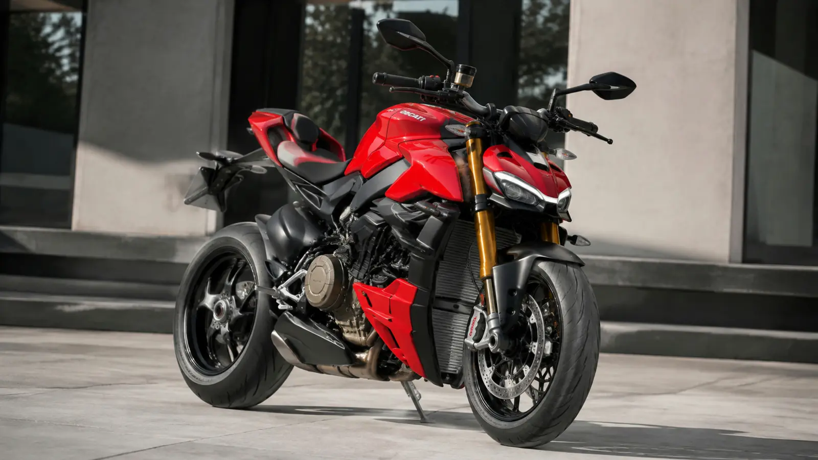 АВТО 1002893 красный Ducati Streetfighter V4 крупно в современном дворе