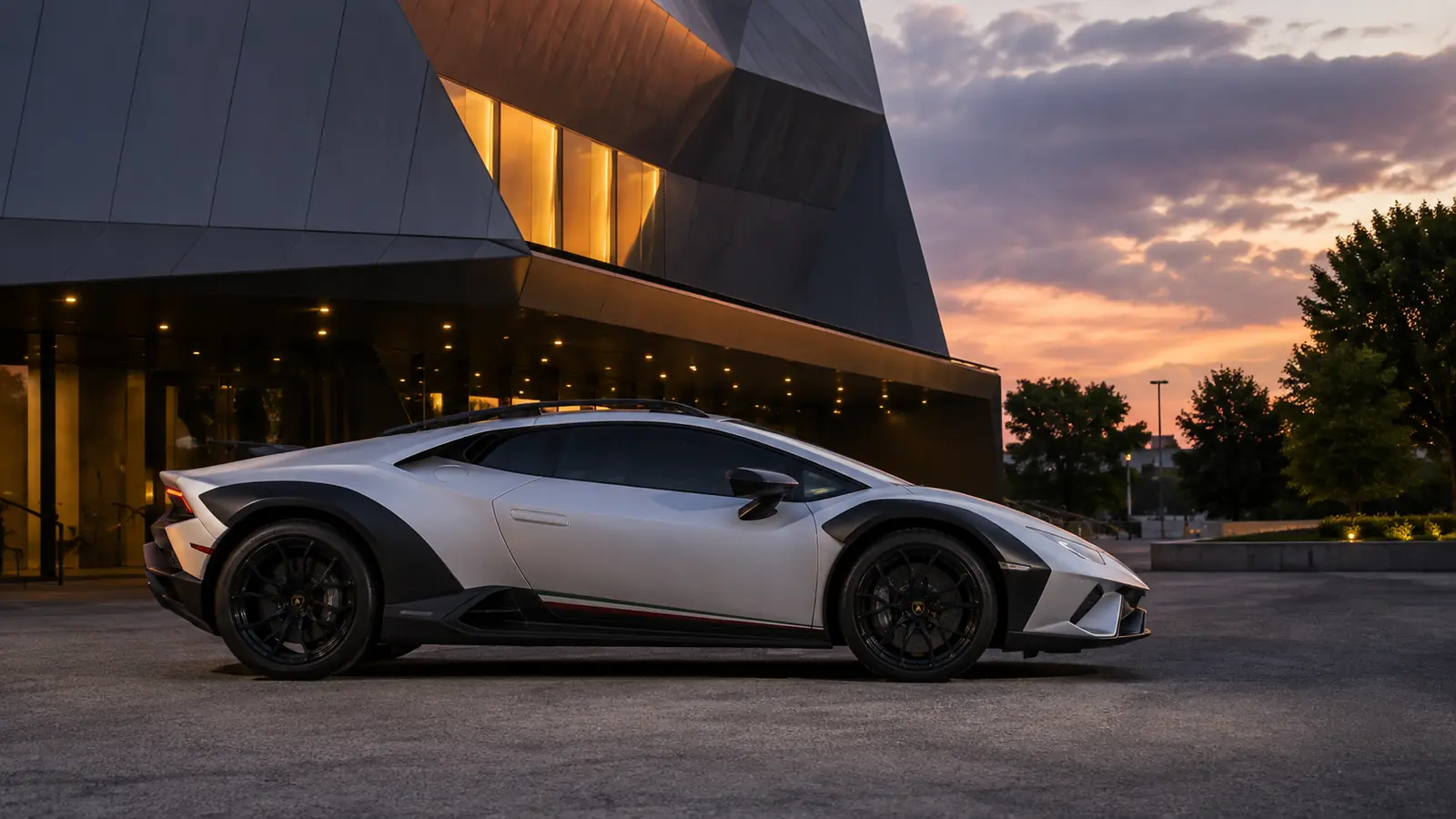 АВТО 1002241 серебристый Lamborghini Huracan Sterrato крупно у театра