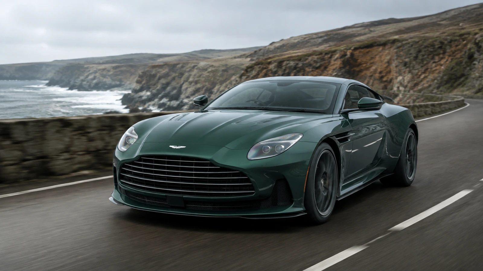 АВТО 1000705 зелёный Aston Martin DB12 на прибрежной дороге