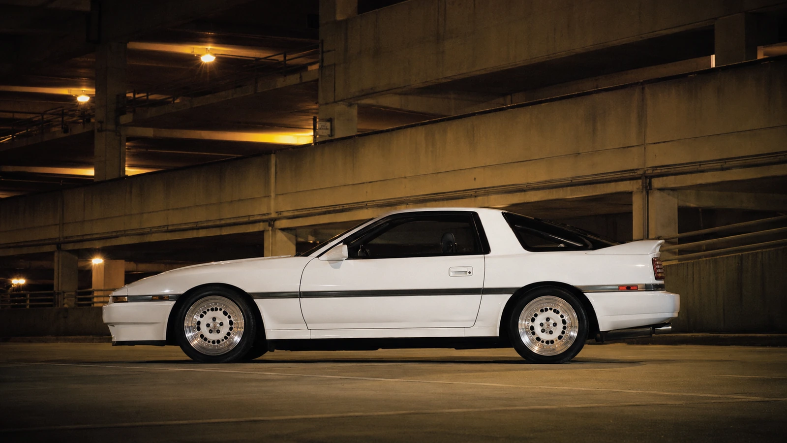 АВТО 1000704 белая Toyota Supra A70 в паркинге конца 80-х