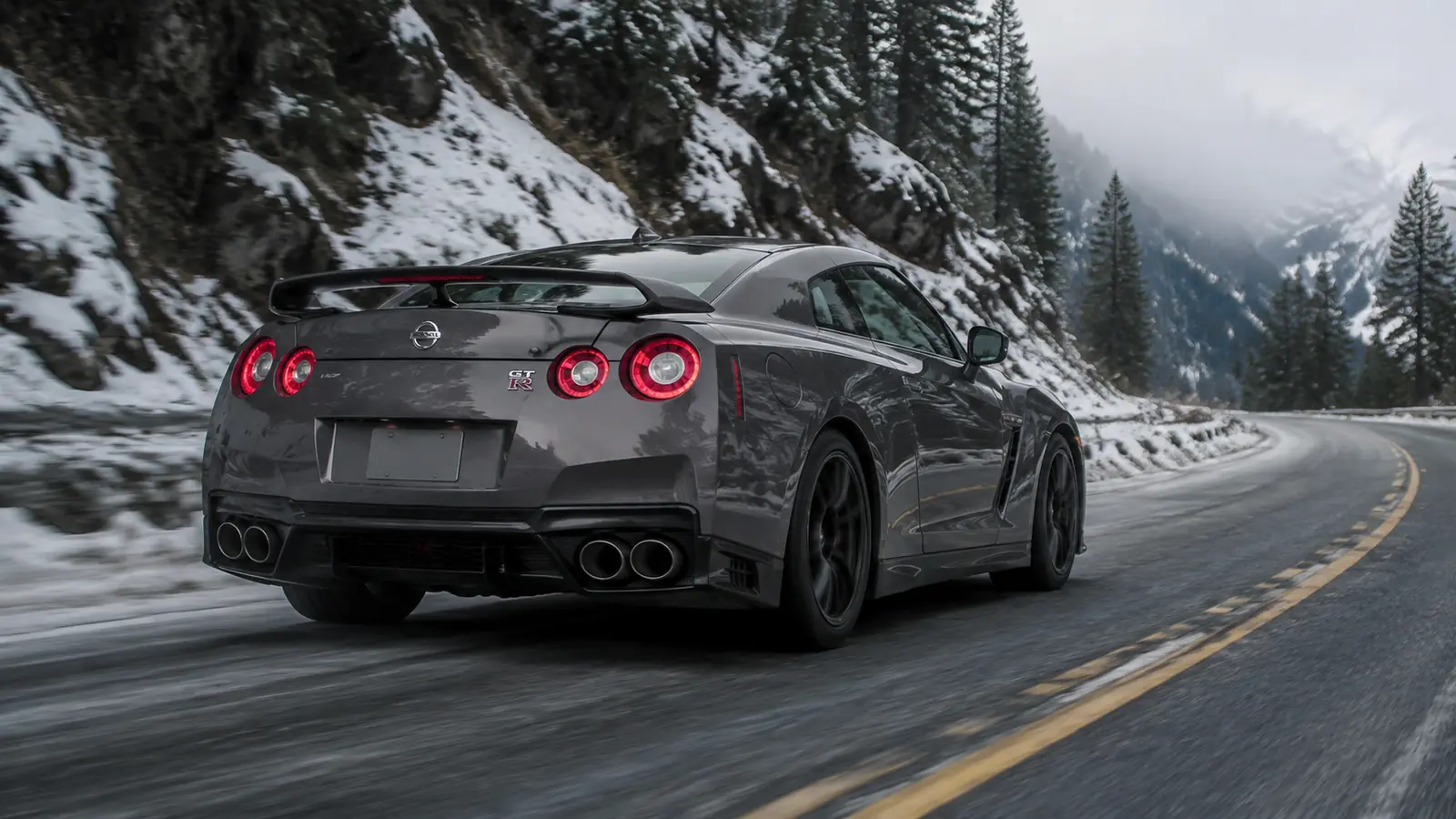 АВТО 1002713 графитовый Nissan GT-R R35 крупно на перевале после снегопада