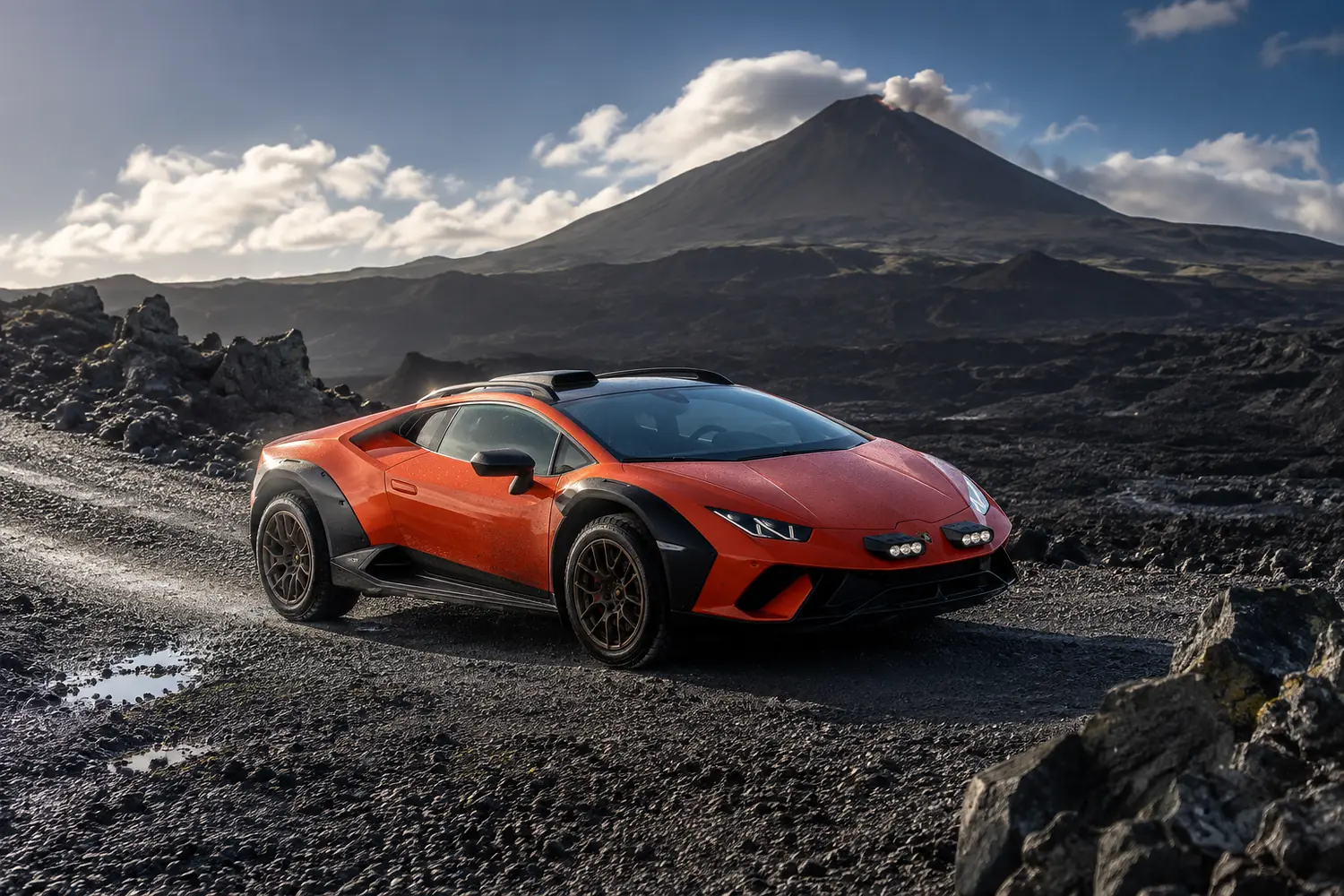 АВТО 1003678 оранжевый Lamborghini Huracan Sterrato на вулканической трассе
