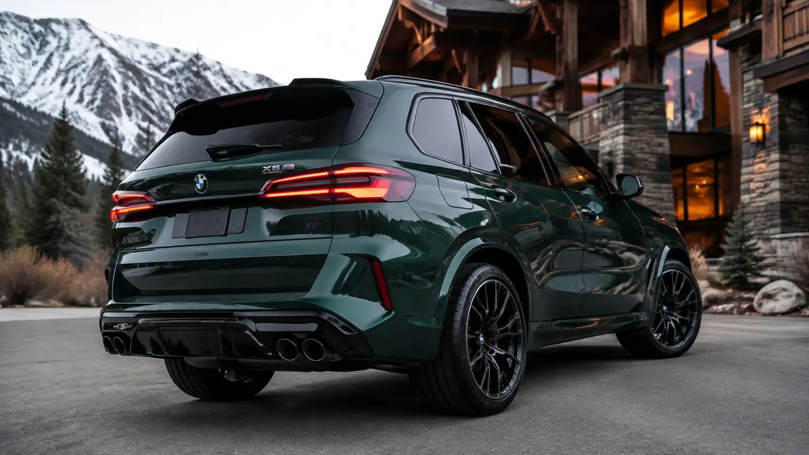 АВТО 1002830 зелёный BMW X5 M Competition крупно у современной горной гостиницы