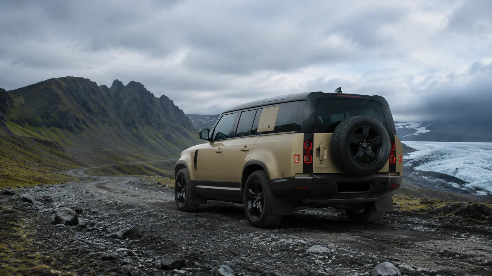 АВТО 1001211 песочный Defender 130 на дороге Исландии