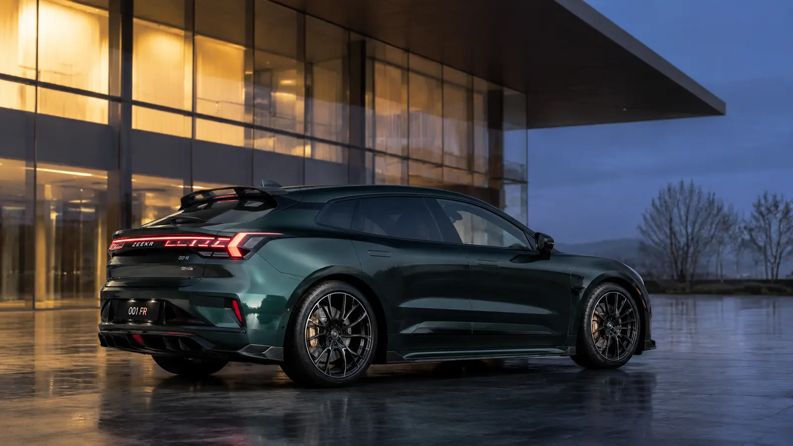 АВТО 1002143 зелёный Zeekr 001 FR крупно у стеклянной архитектуры