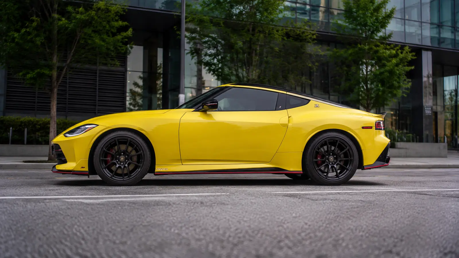 АВТО 1002708 жёлтый Nissan Z Nismo крупно на широком городском проспекте