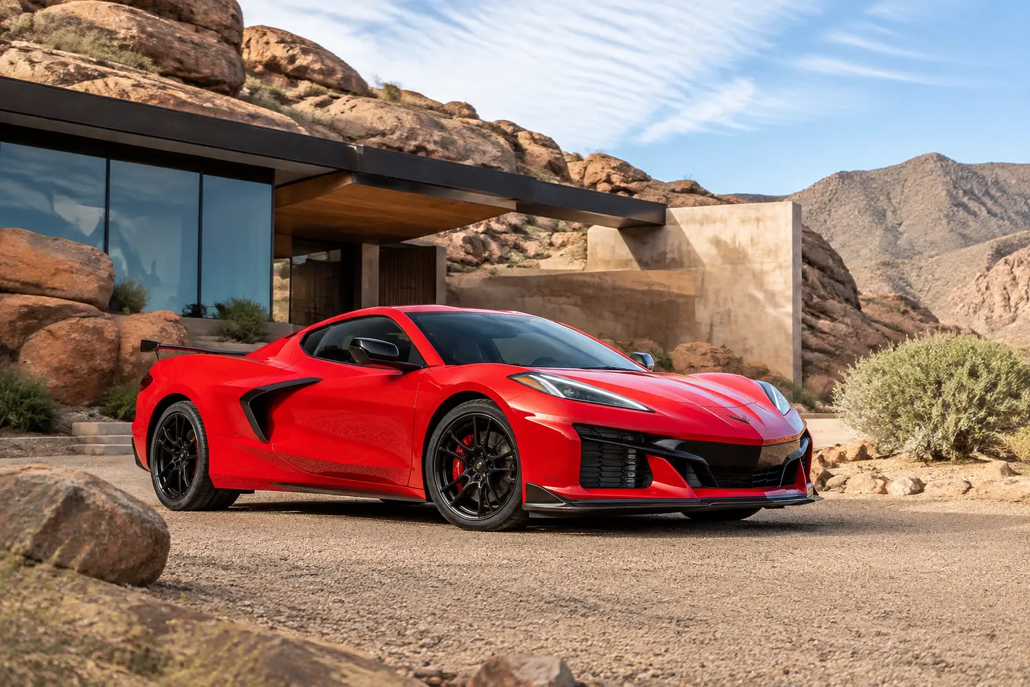 АВТО 1003577 красный Chevrolet Corvette Z06 у дома в скалах