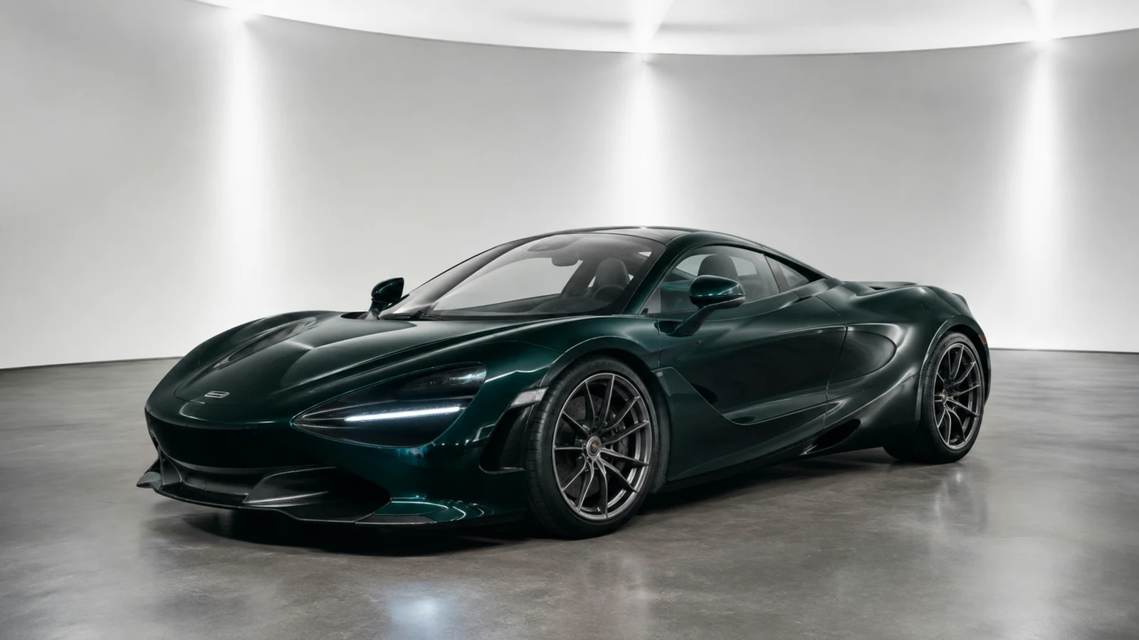 АВТО 1003230 тёмно-зелёный McLaren 750S целиком премиальный кадр
