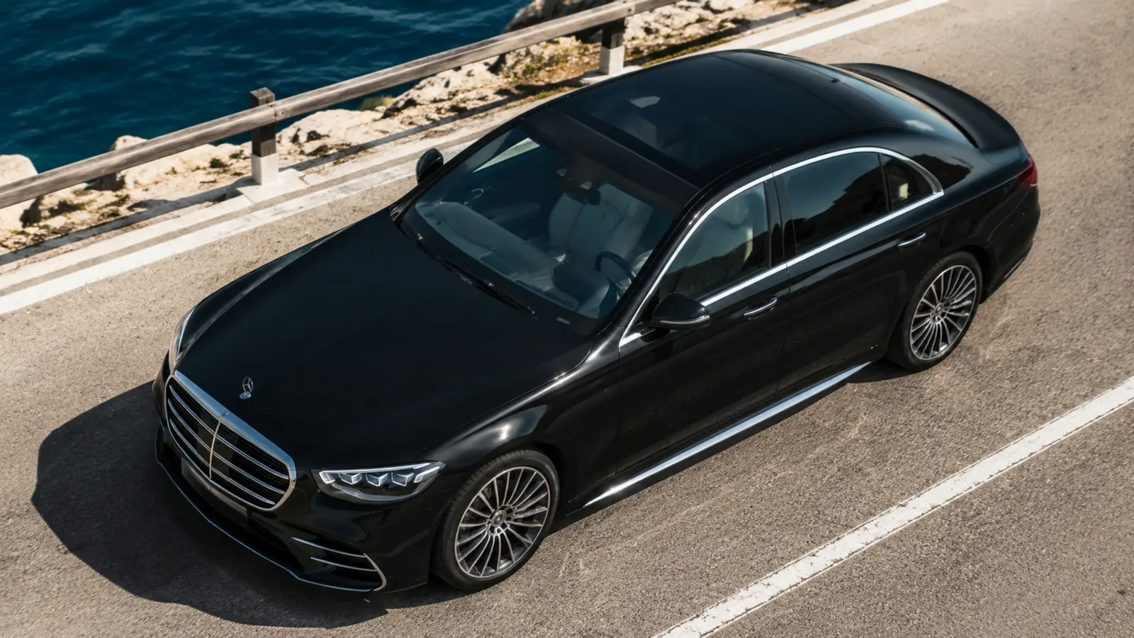 АВТО 1002948 чёрный Mercedes-Benz S-Class крупный высокий ракурс на сухой приморской дороге