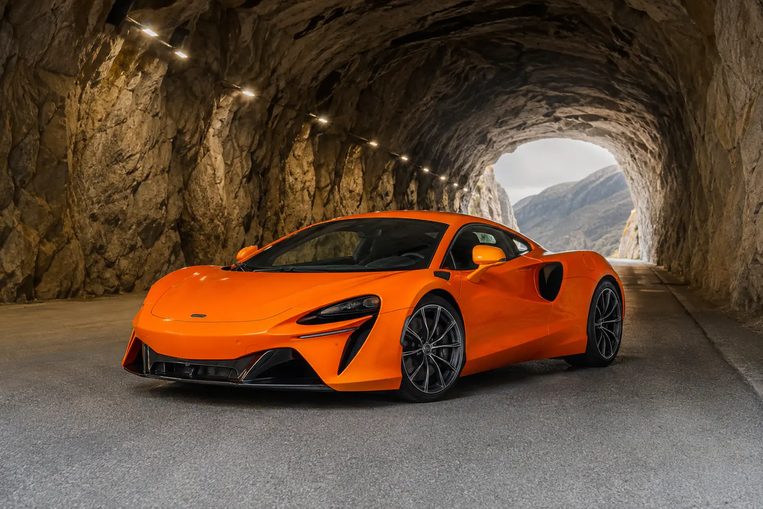 АВТО 1003782 оранжевый McLaren Artura в норвежском тоннеле