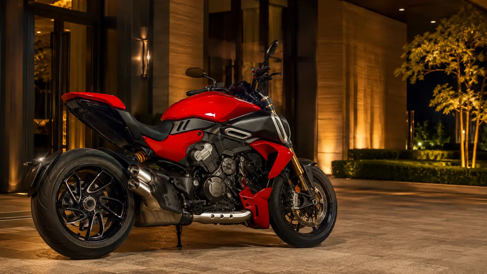 АВТО 1002188 красный Ducati Diavel V4 крупно у ночного отеля
