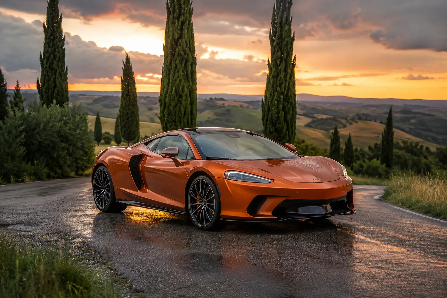 АВТО 1003617 оранжевый McLaren GT на тосканской дороге