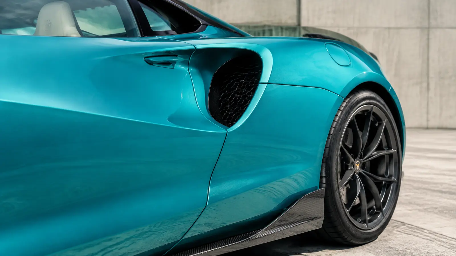 АВТО 1001557 Деталь двери бирюзового McLaren Artura