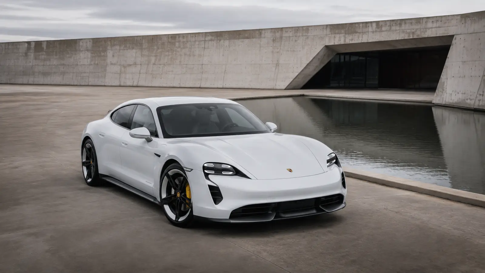 АВТО 1001757 белый Porsche Taycan у бетонного музея