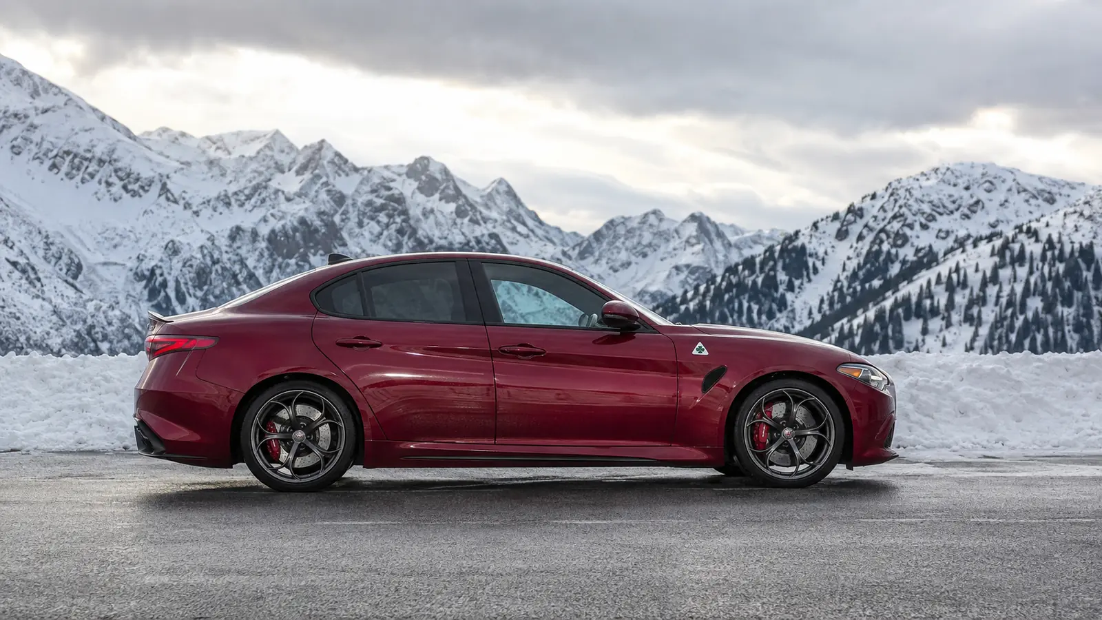 АВТО 1002783 бордовый Alfa Romeo Giulia Quadrifoglio крупно на перевале после снегопада