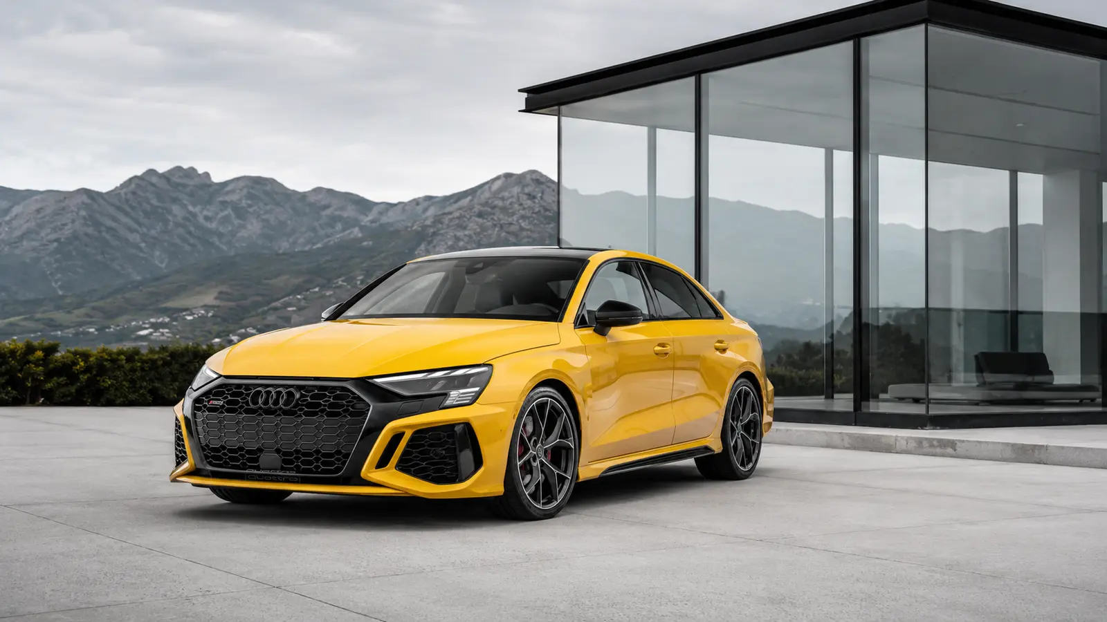 АВТО 1000824 жёлтый Audi RS3 у стеклянного павильона