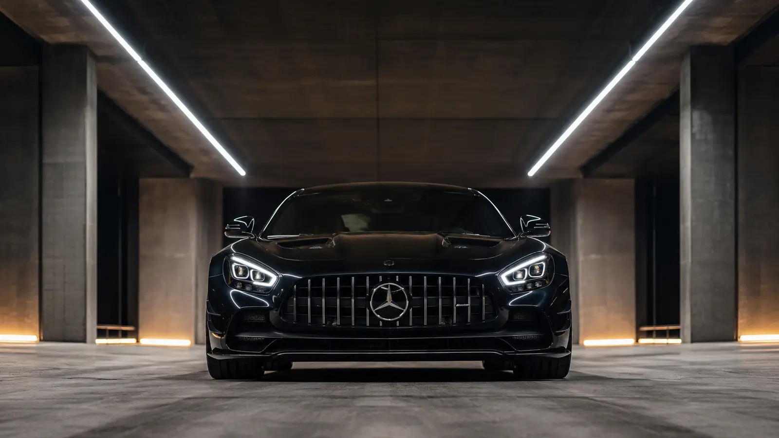 АВТО 1002078 чёрный Mercedes-AMG GT лицом в световом паркинге