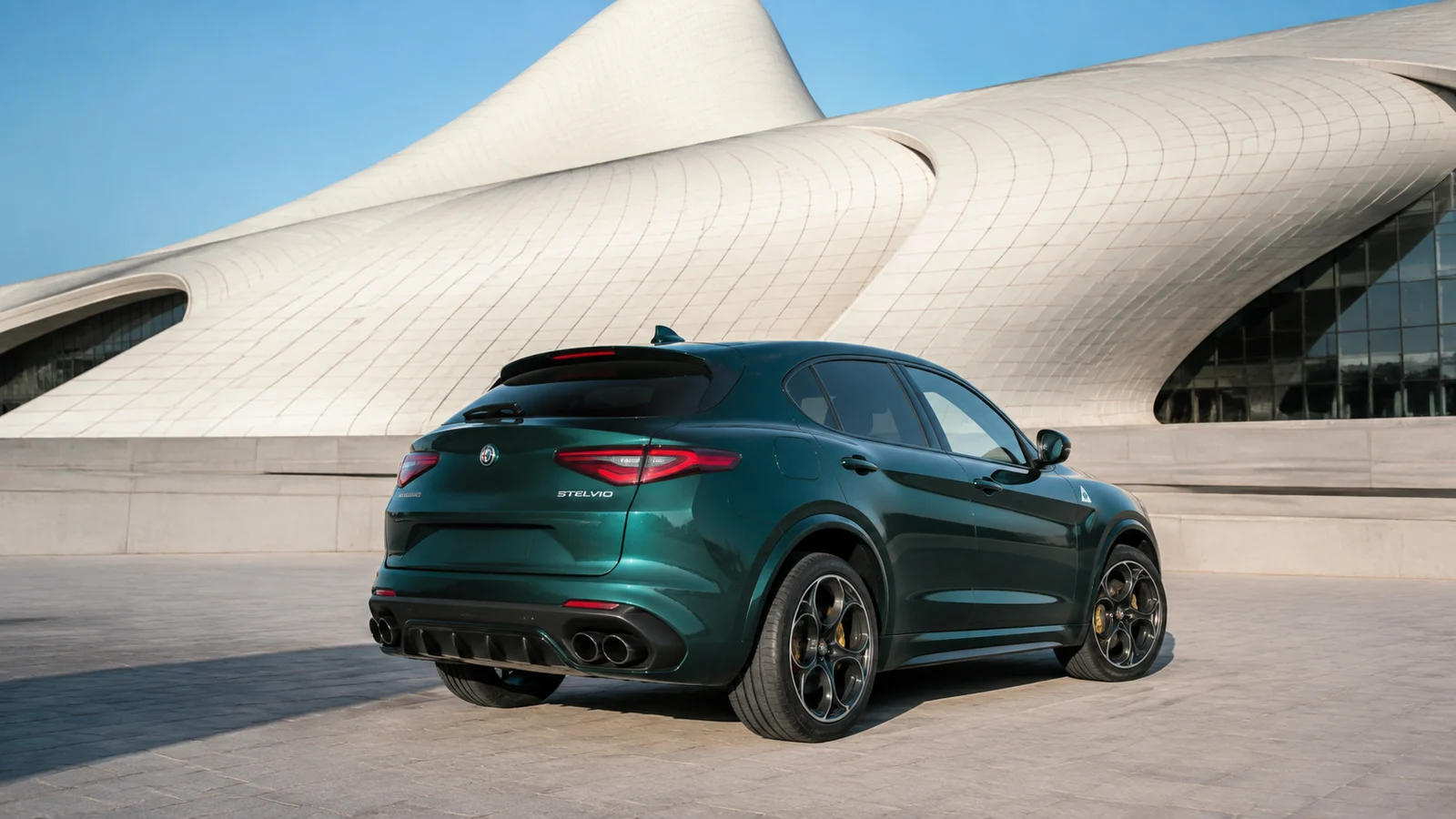 АВТО 1001213 зелёная Alfa Romeo Stelvio Quadrifoglio у театра