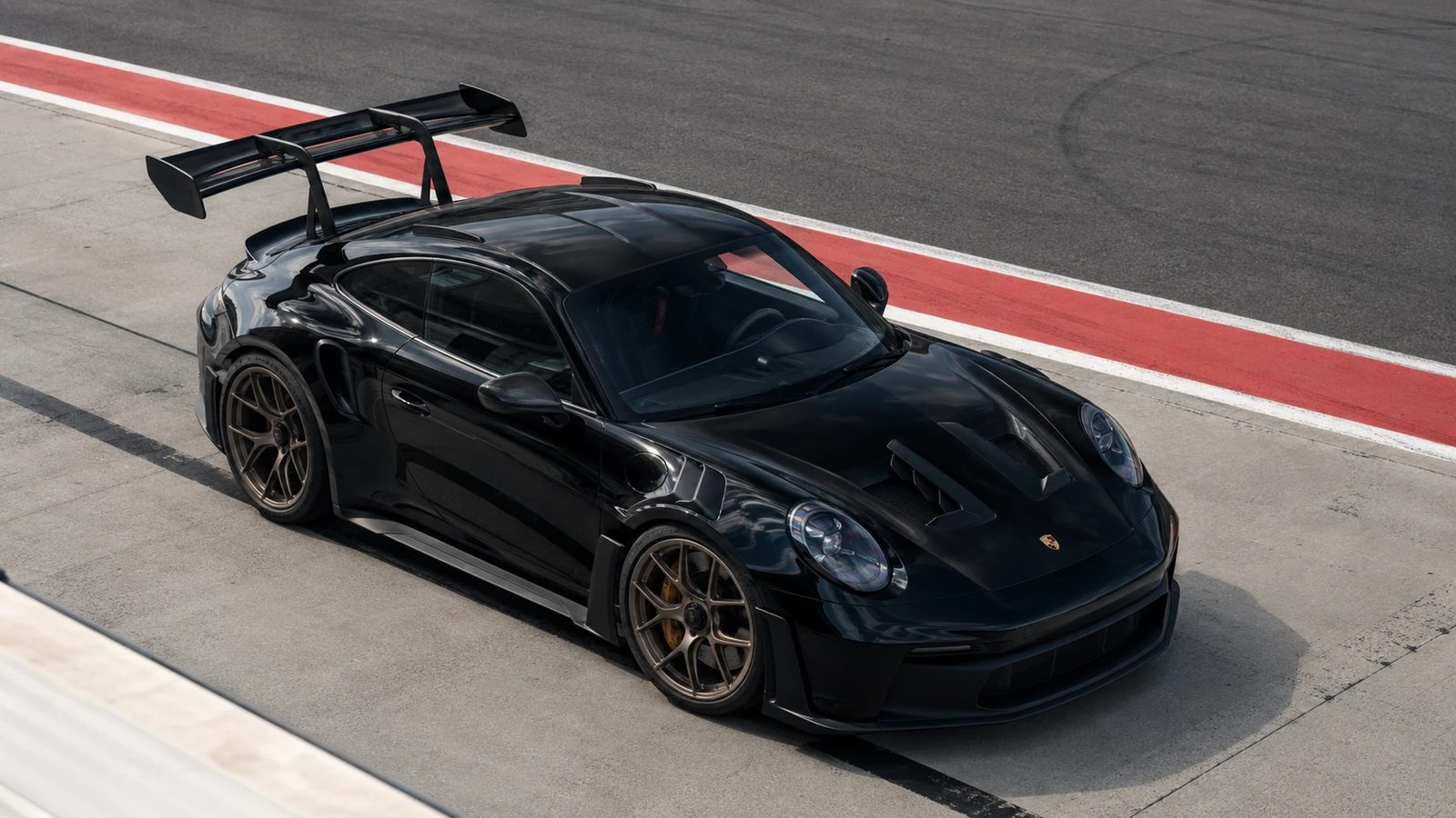 АВТО 1000765 чёрный Porsche 911 GT3 RS на выезде из пит-лейна