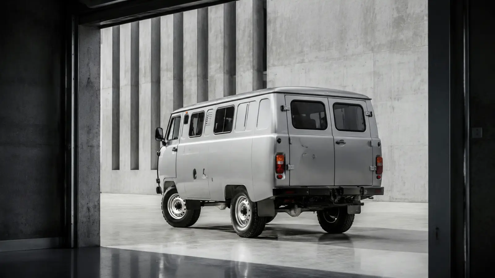 АВТО 1003356 серебристый UAZ 452 Bukhanka faithfully restored крупно через пустой дверной проём