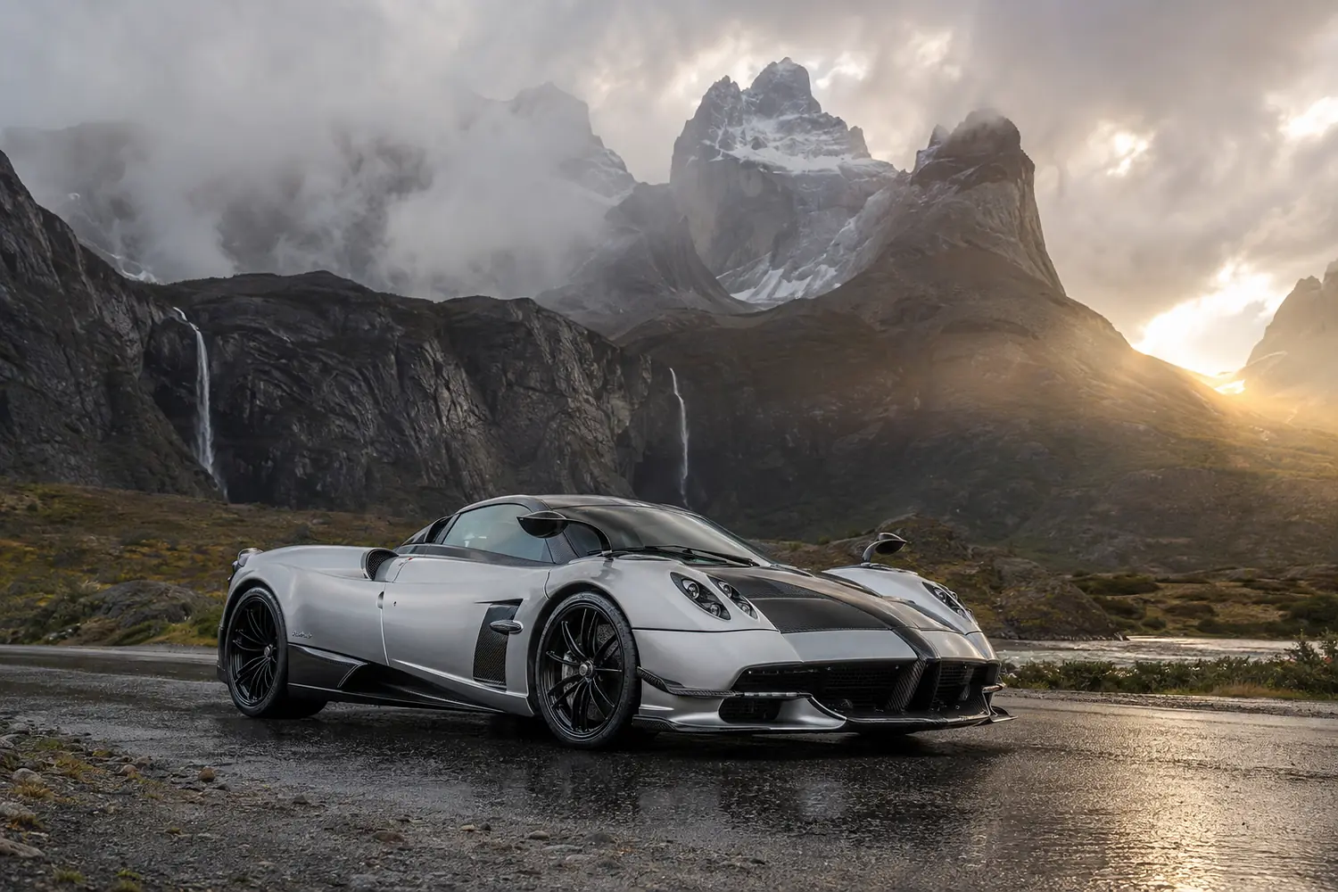 АВТО 1003513 серебристый Pagani Huayra среди патагонских скал