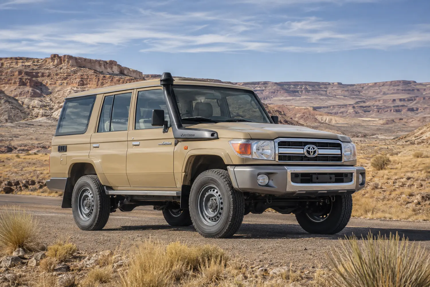 АВТО 1003817 бежевый Toyota Land Cruiser 70 на пустынном плато