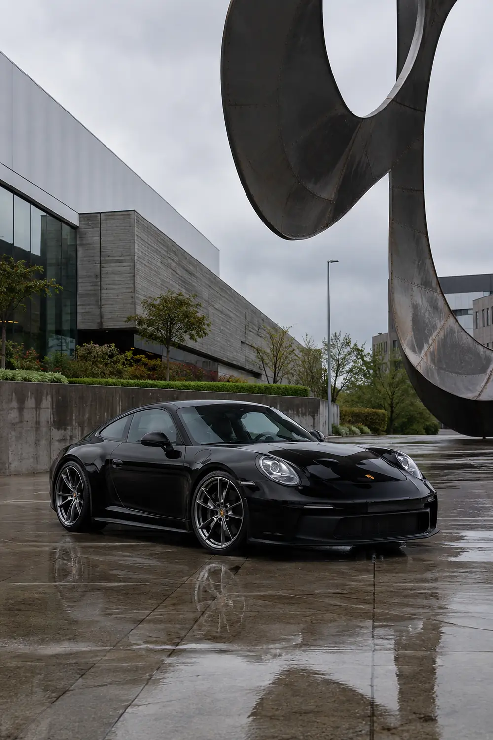 АВТО 1003644 чёрный Porsche 911 GT3 Touring в квартале современного искусства