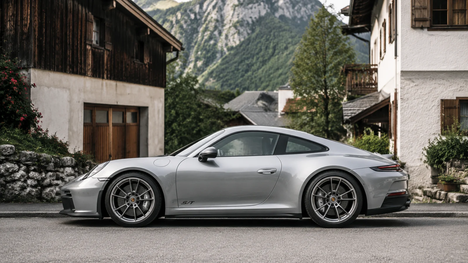 АВТО 1001203 серебристый Porsche 911 S-T в альпийской деревне