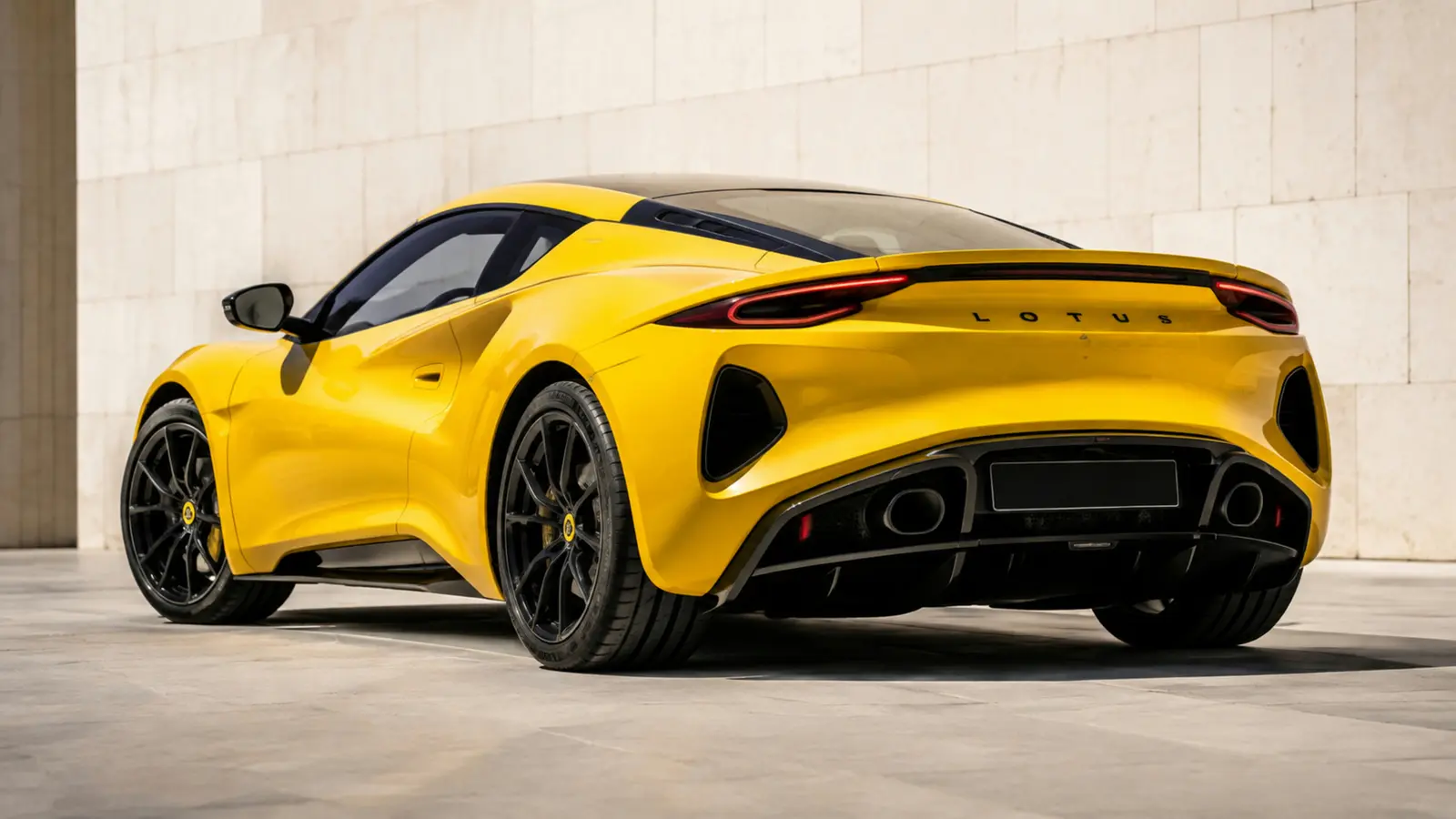 АВТО 1002896 жёлтый Lotus Emira крупно у светлой каменной стены