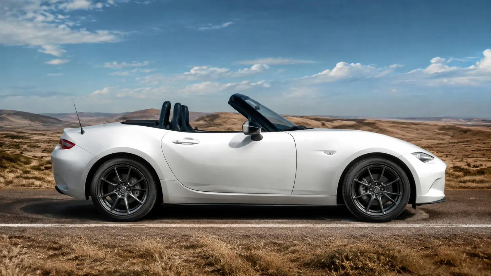 АВТО 1003011 белый Mazda MX-5 крупно цельный боковой профиль на пустынной дороге