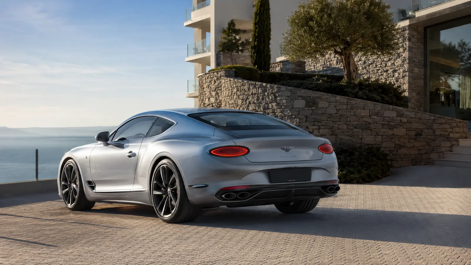 АВТО 1001326 Серебристый Bentley у прибрежного отеля