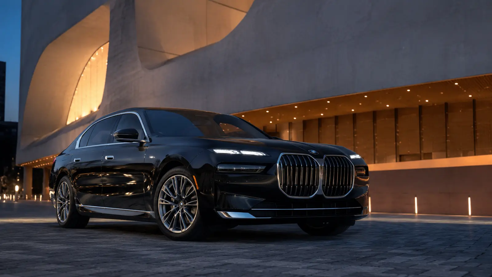АВТО 1001802 чёрный BMW 7 у современного театра