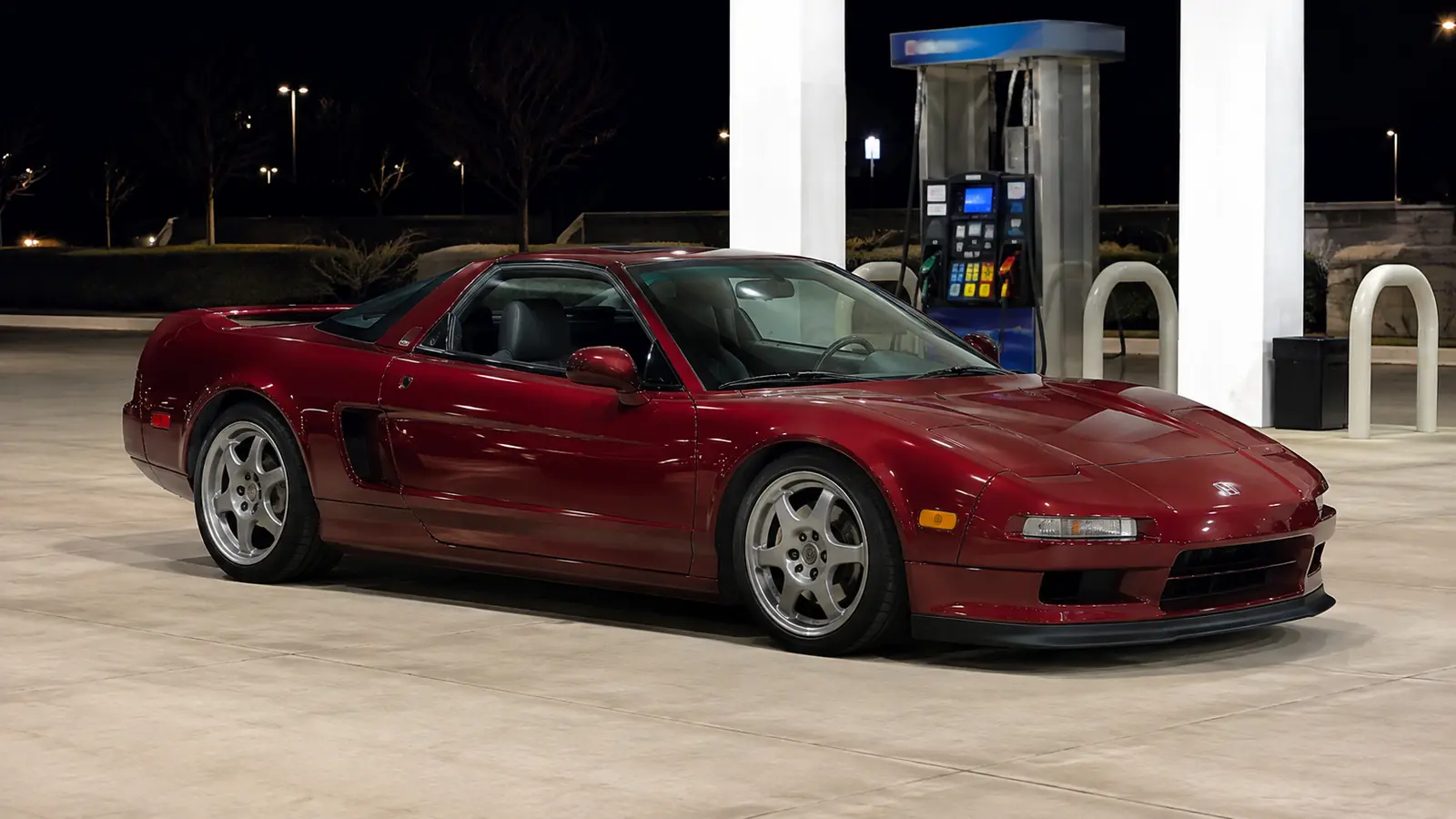 АВТО 1002709 бордовый Honda NSX NA1 крупно у современной АЗС ночью