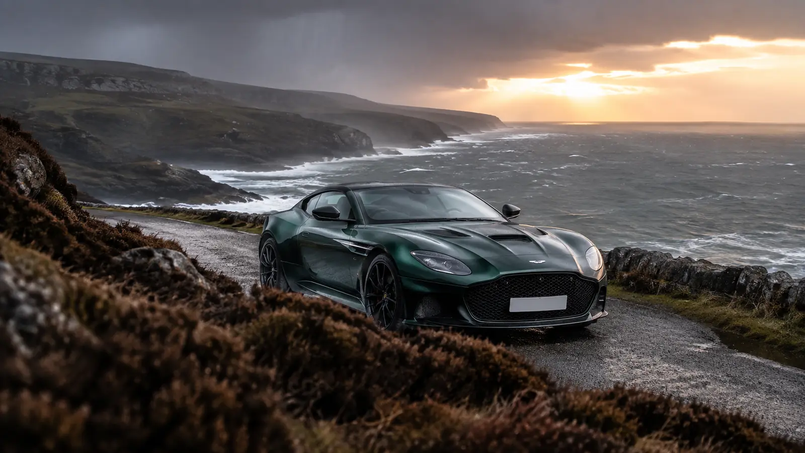 АВТО 1003402 зелёный Aston Martin DBS на штормовом побережье