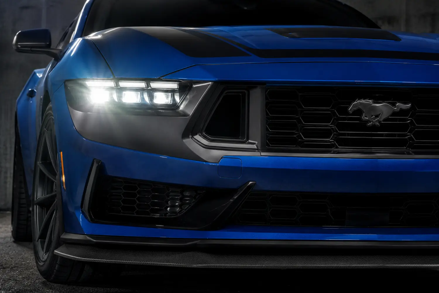 АВТО 1003832 синий Ford Mustang Dark Horse крупно с лицом оптики