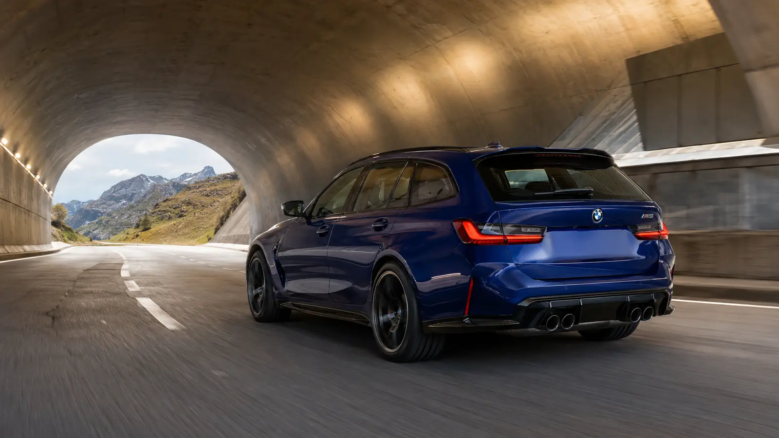 АВТО 1001179 синий BMW M3 Touring в современном альпийском тоннеле