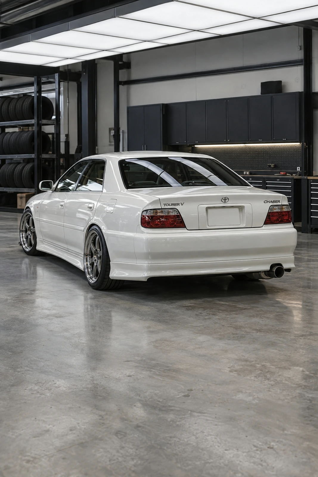 АВТО 1007669 белая Toyota Chaser JZX100 в тюнинг гараже