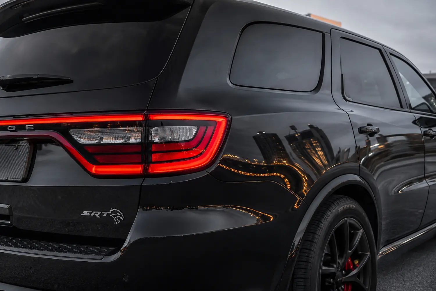 АВТО 1003834 чёрный Dodge Durango SRT Hellcat крупно фонарь и спойлер