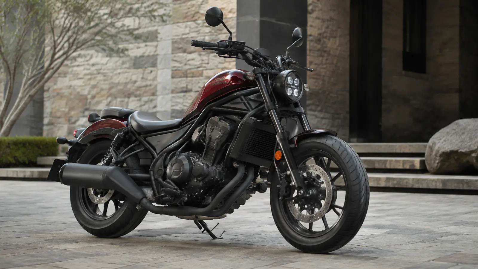 АВТО 1001735 красный Honda Rebel 1100 в каменном дворе