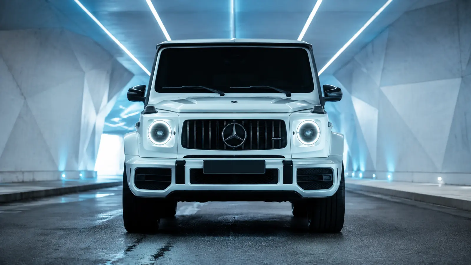 АВТО 1002012 белый Mercedes G-класс в ледяном подземном тоннеле