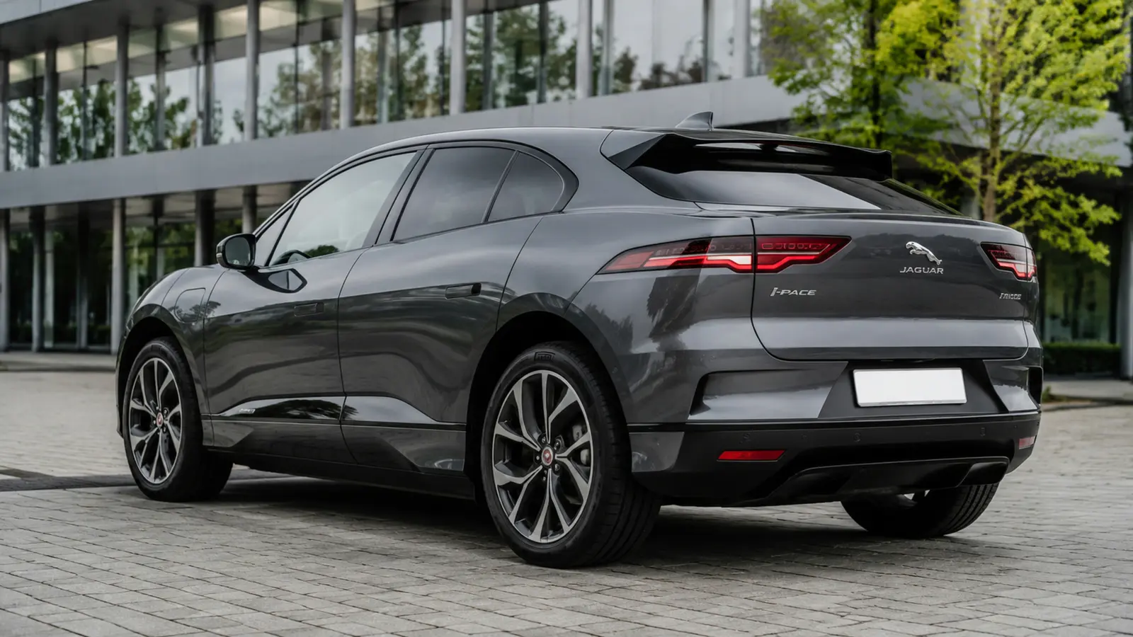 АВТО 1002904 серый Jaguar I Pace крупно у технологичного кампуса
