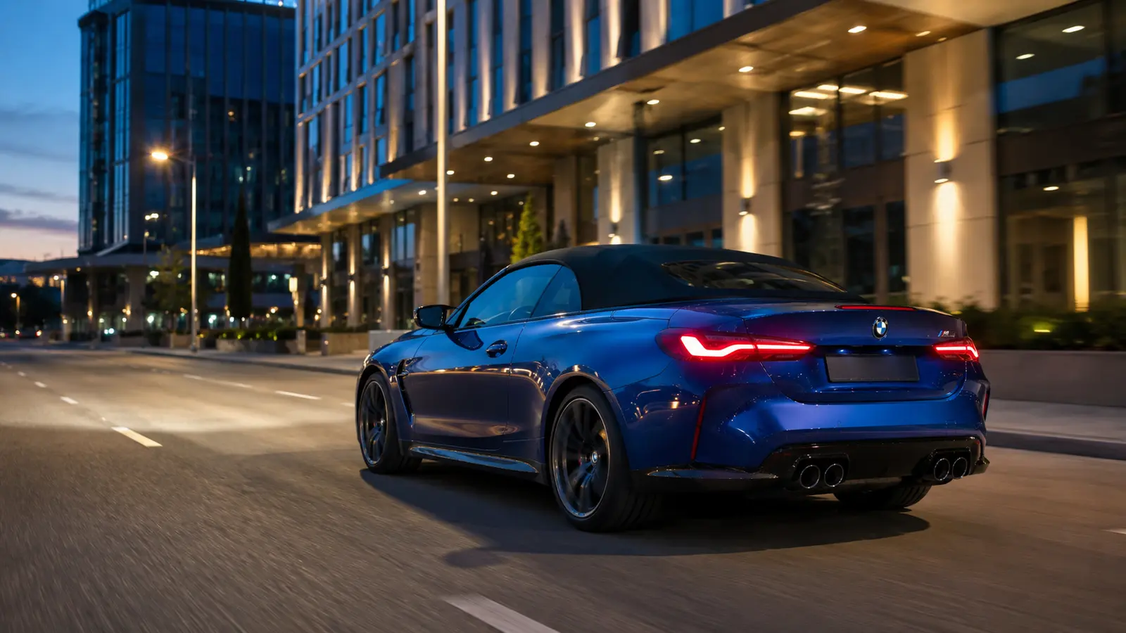АВТО 1001743 синий BMW M4 на вечернем бульваре