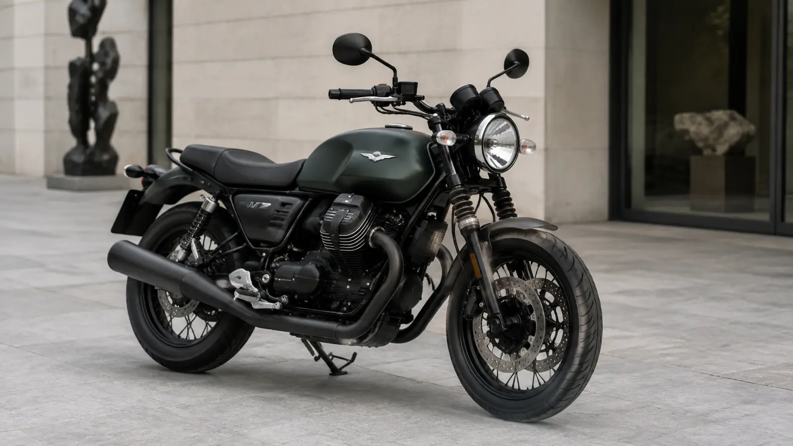 АВТО 1001797 зелёный Moto Guzzi V7 у галереи