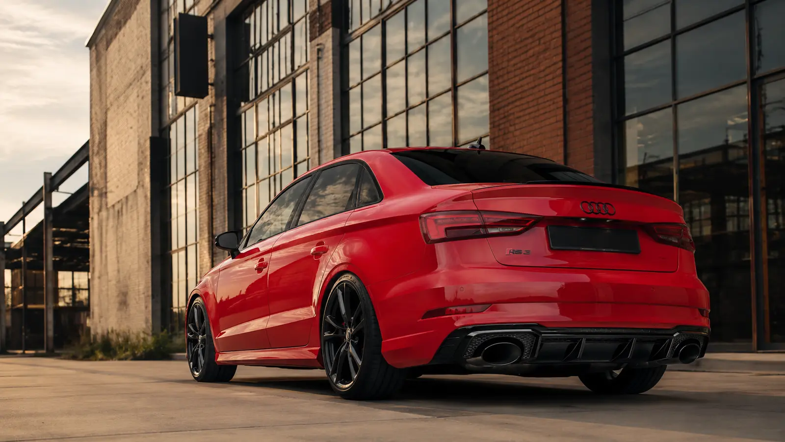 АВТО 1001163 красный Audi RS3 у индустриальной галереи