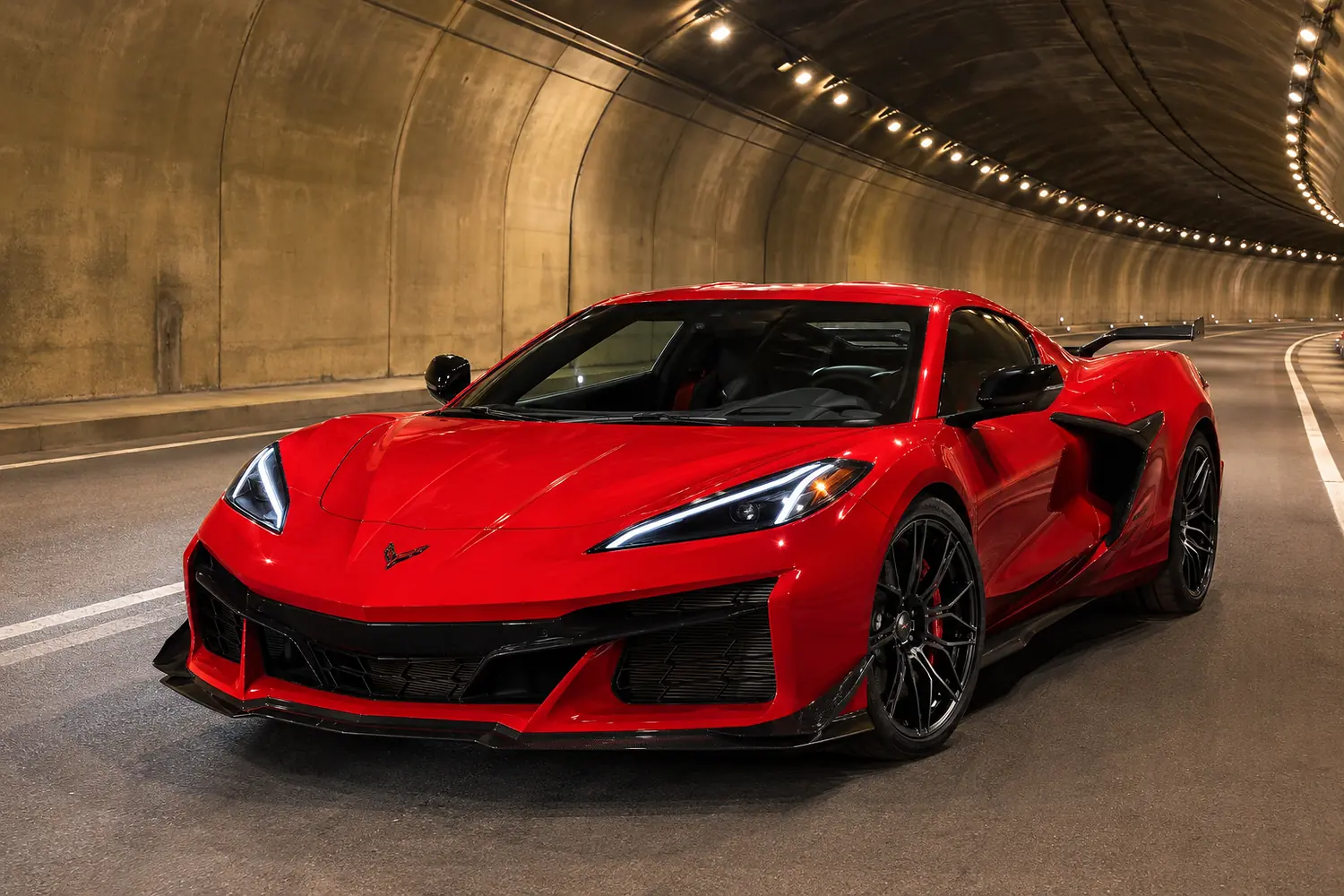 АВТО 1003728 красный Corvette Z06 в вечернем тоннеле